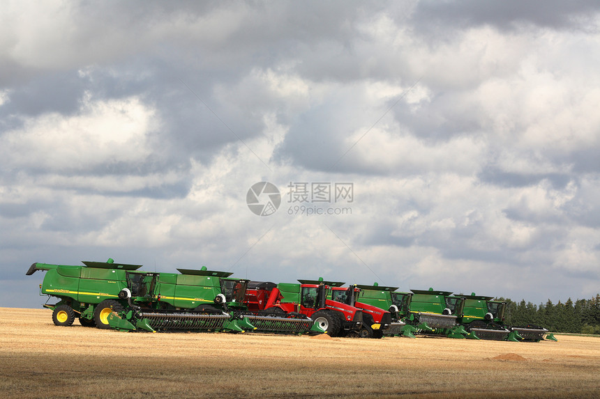 在萨斯喀彻温地区排成一列的组合乡村场景水平农业大草原国家风景农村农业机械收成图片