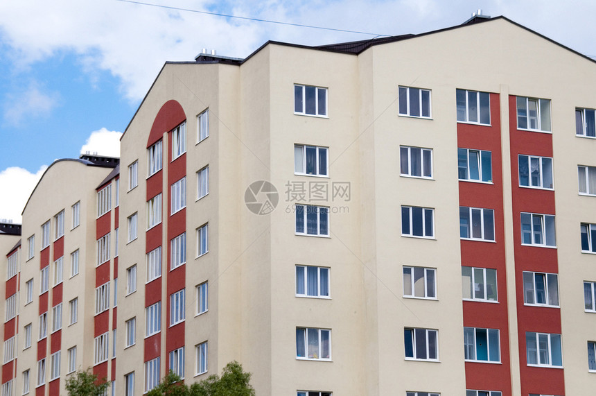 在加里宁格勒市的建筑中花朵窗户天空建筑学城市街道房子图片
