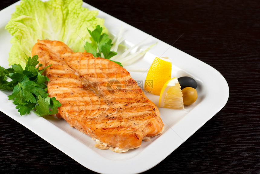 灰鲑鱼牛排用具盘子美食柠檬条纹鳟鱼润滑脂午餐食物蒸汽图片