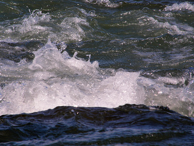 绿宝石海浪飞溅水分溪流背景图片