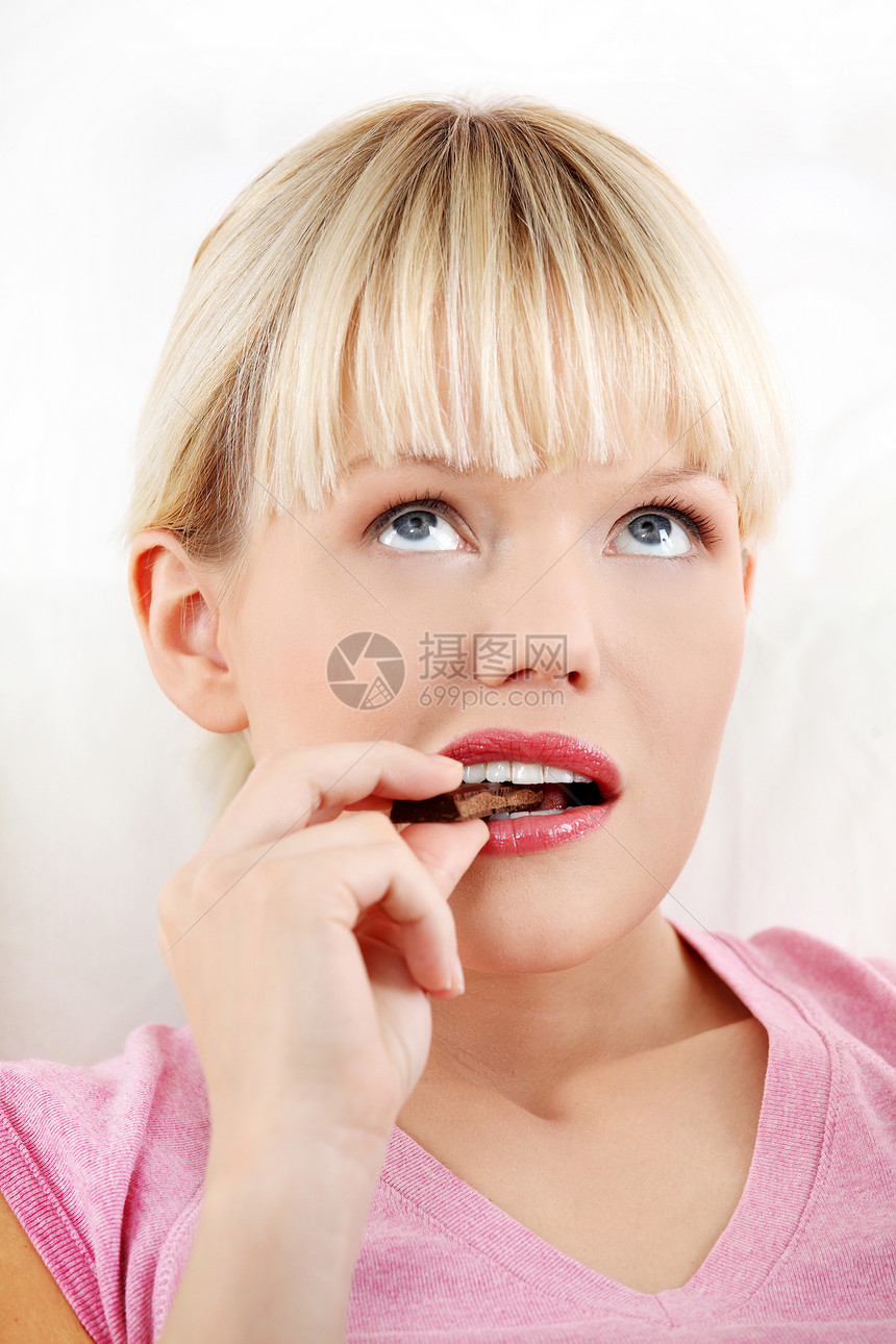 年轻女人吃巧克力青少年食物女性欲望享受牙齿糖果小吃化妆品饮食图片