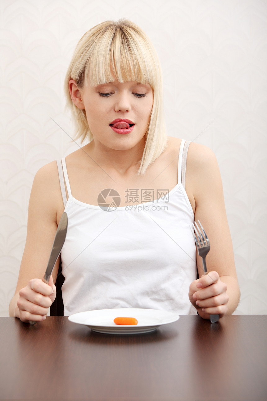 美丽的女人和胡萝卜桌子微笑饮食头发盘子橙子女孩午餐蔬菜食物图片