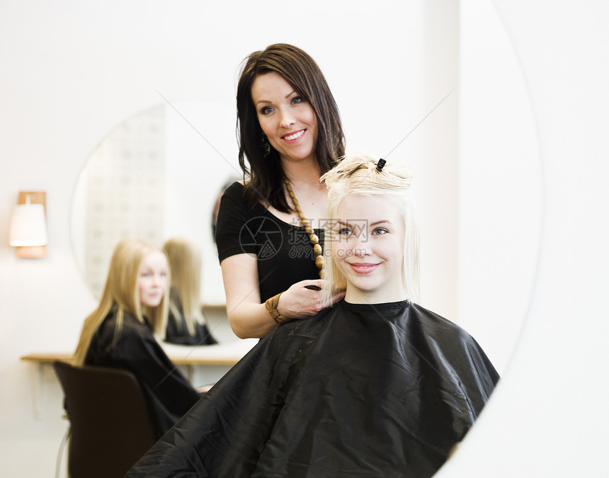 发信员和客户开发沙龙治疗美容前景女性镜子金发水疗椅子图片