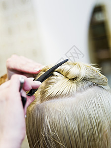 梳发贴近工作理发师梳理手指金发发型人类职业工具专业高清图片