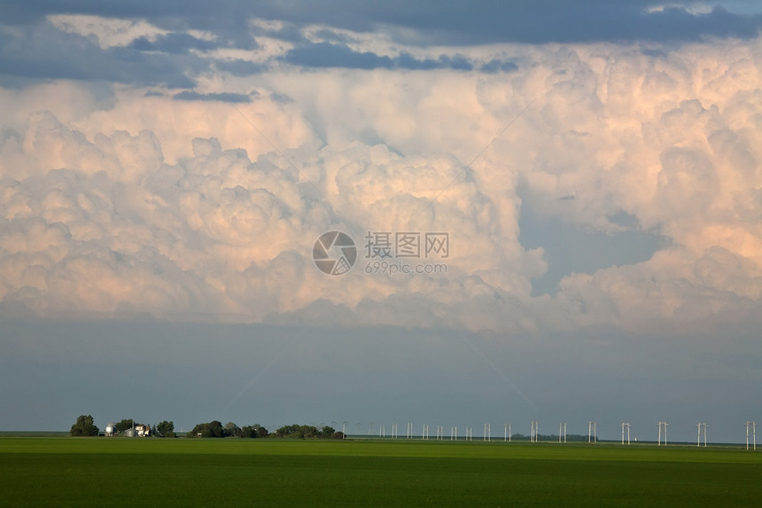 萨斯喀彻温农村上空的风暴云层场景天空天气农场建筑物水平照片风景旅行植被图片