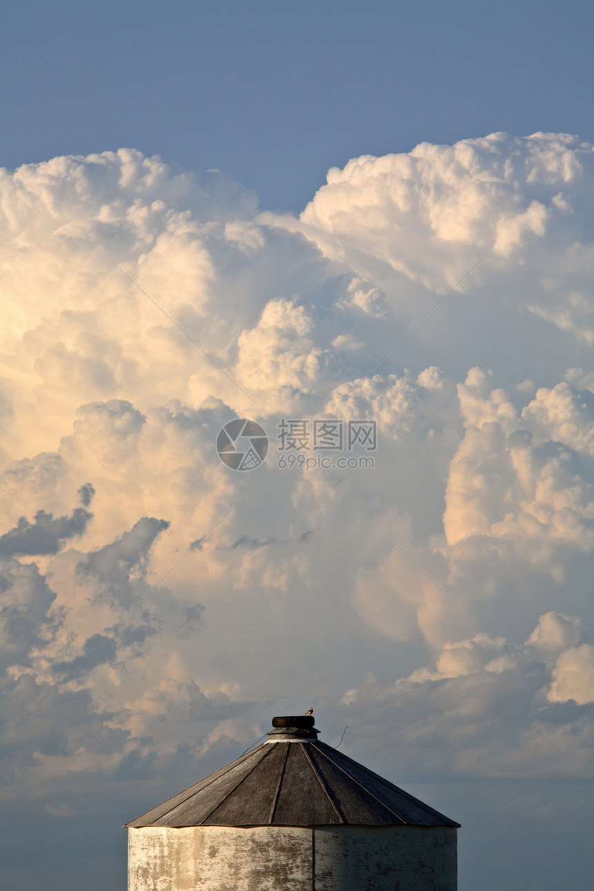 在萨斯喀彻温旧粮仓上形成雷头风景旅行天空场景天气建筑风暴农场图片