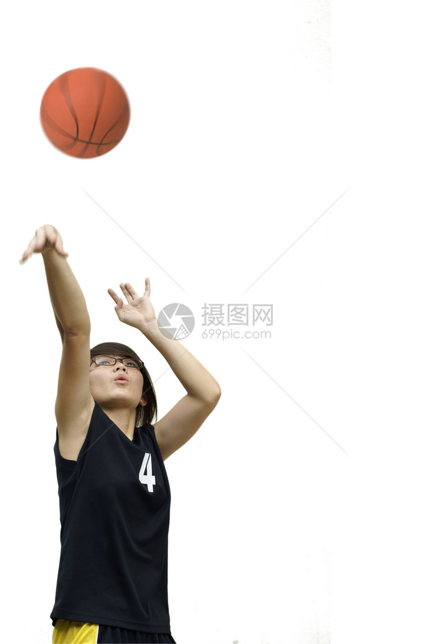 亚洲中国少女把篮球打在白色上图片