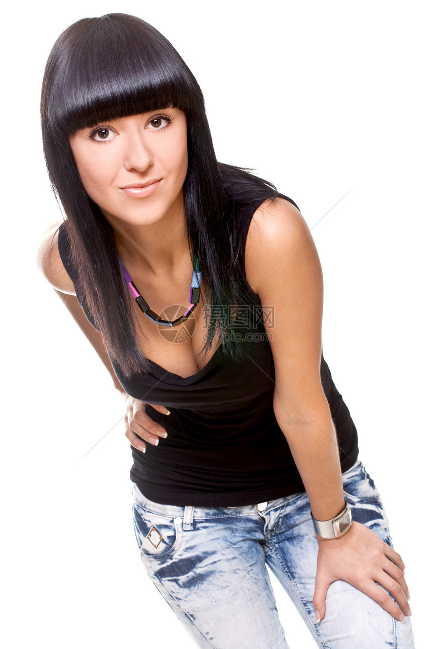 穿着黑色T恤的美女牛仔裤女性成人发型黑发头发化妆品女孩冒充珠子图片