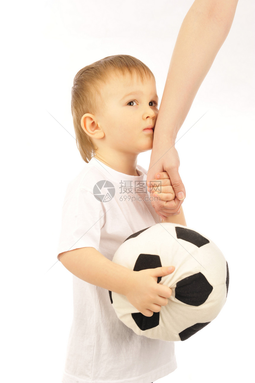 小男孩握着父亲的手孩子足球情绪化感情帮助投标男生儿子身份情感图片