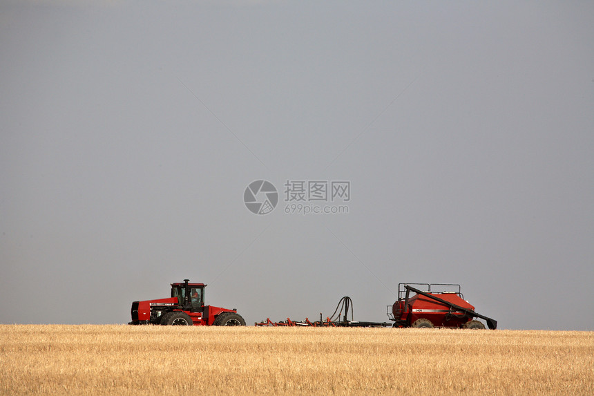 萨斯喀彻温春种的农民场景汽车大草原播种拖拉机水平机械乡村农业国家图片