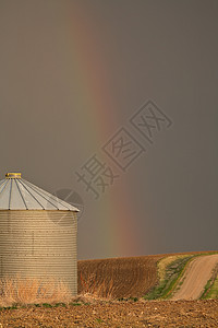 萨斯喀彻温省谷仓后面的彩虹逐渐萎缩高清图片