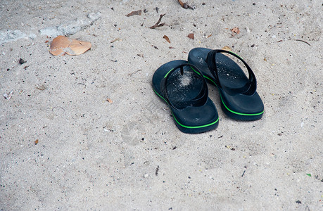 翻翻浮地区字拖海滩热带黑色假期凉鞋失败拖鞋丁字裤背景图片
