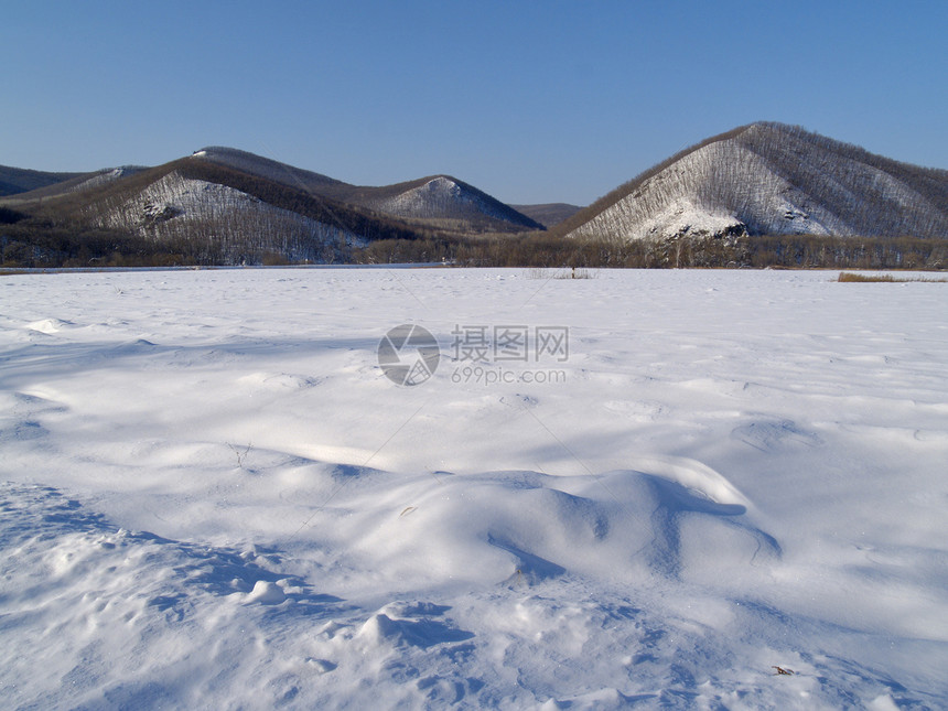 冬季风景草地雪堆阴影场地蓝色木头天空白色山坡图片