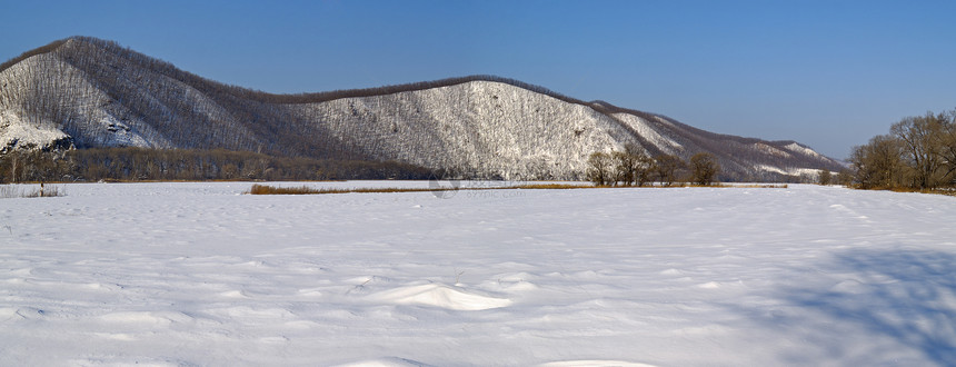 冬季风景山坡木头雪堆蓝色草地阴影天空场地白色图片