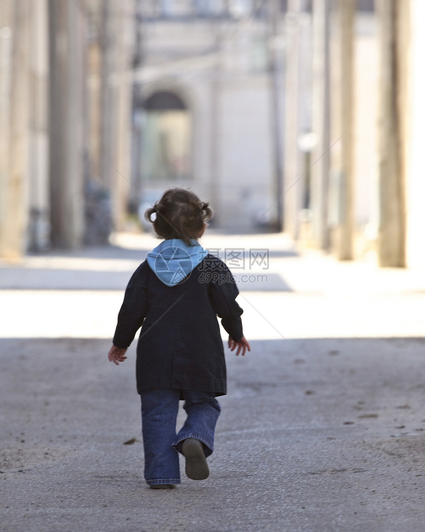 小女孩在街上走着图片