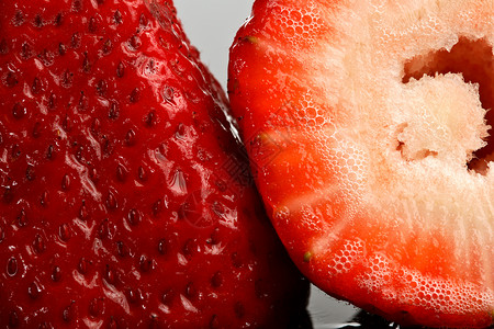 半切半切和整草莓美术反射玻璃照片食物水果宏观沙漠水平背景图片