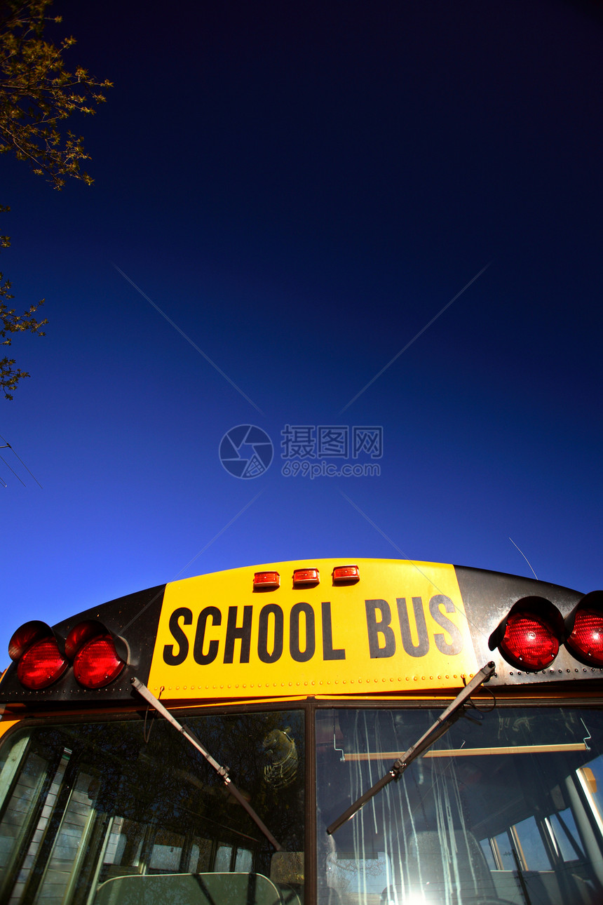 车停在萨斯喀彻温Crane山谷的校车农村公共汽车乡村风景黑色城市运输国家橙子大草原图片