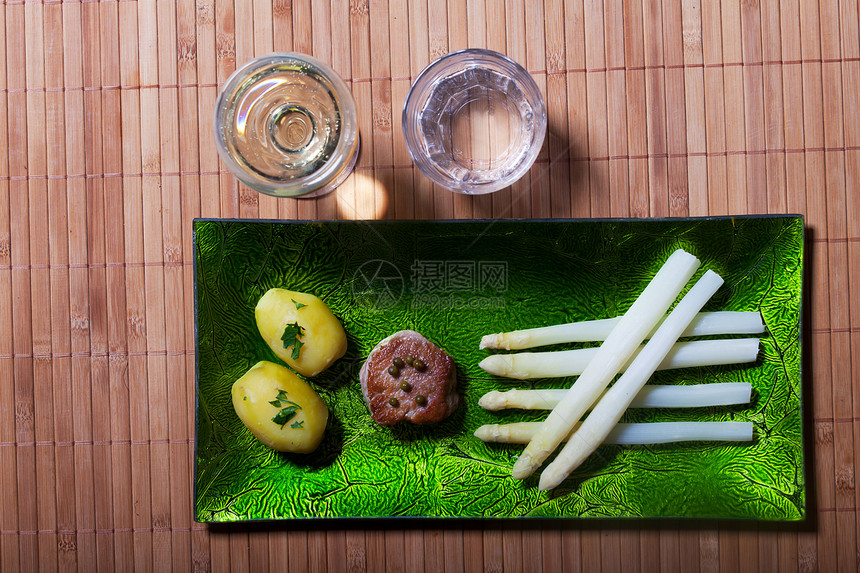 绿色板块上的剥白白白蔬菜食物金属白色营养产品盘子猪肉木头鱼片图片