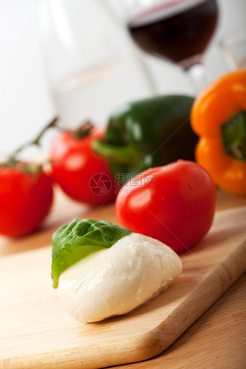 干酪和巴西叶食物木头小吃萨拉塔胡椒白色红色玻璃烹饪叶子图片