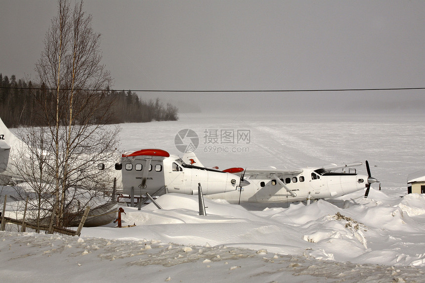 布什飞机在奥特湖为冬季停放图片