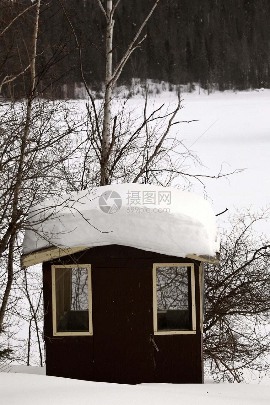 堆积雪的棚房顶图片