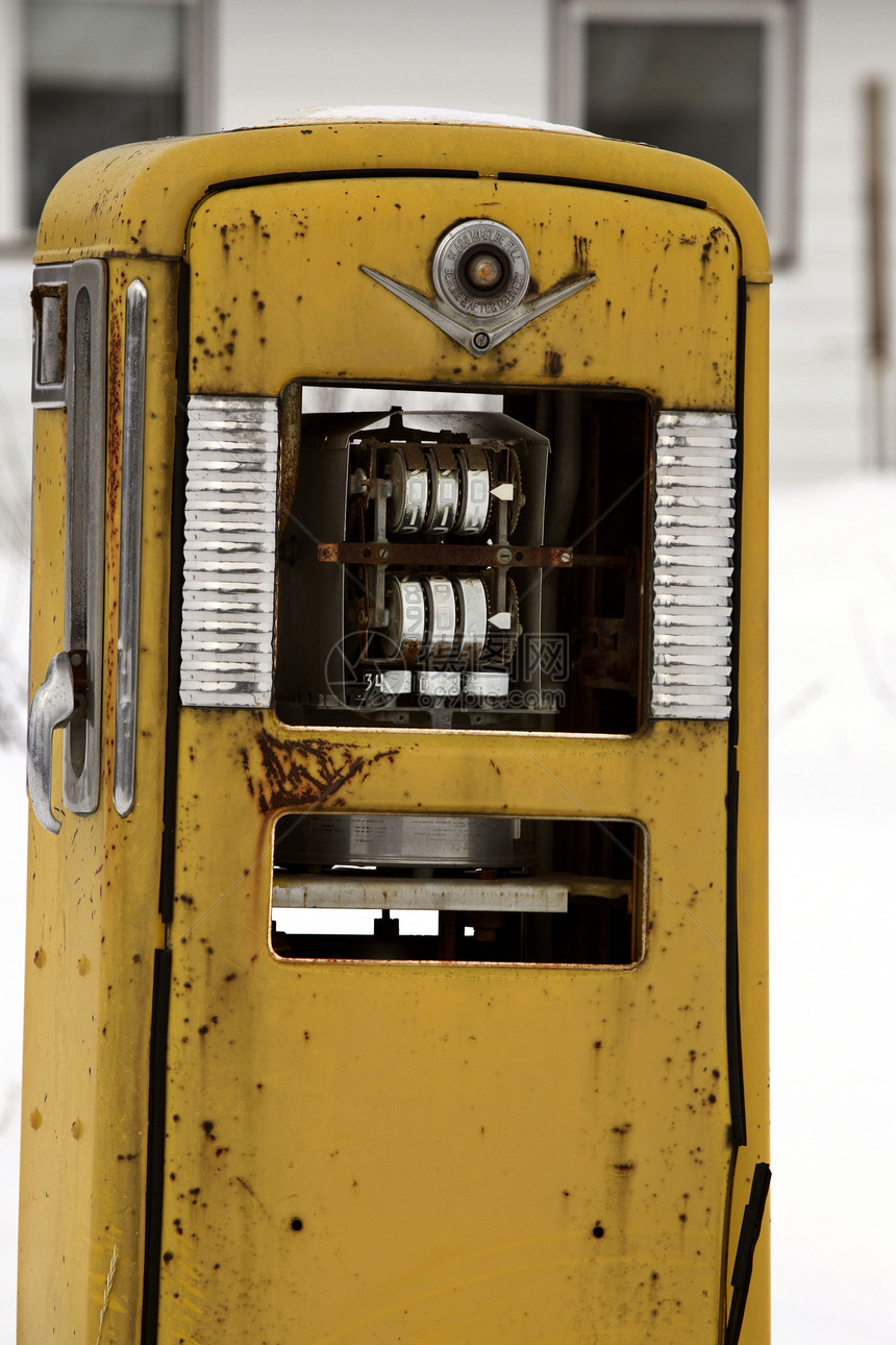 冬季旧汽油泵图片