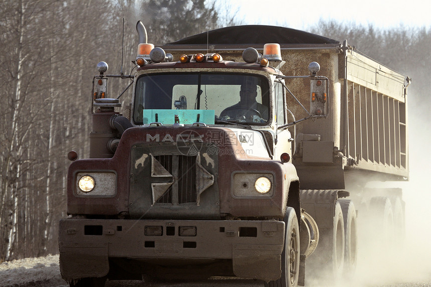 冬季在狭小的路上接近卡车风景灰尘交通旅行水平图片