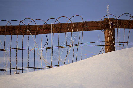冬季的电网围栏背景图片