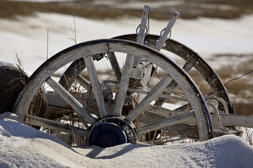 雪中旧木马车轮图片