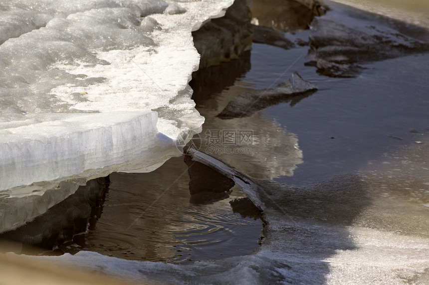 泉水的冰河图片