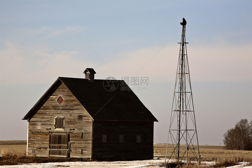 旧农舍和风车发电机图片