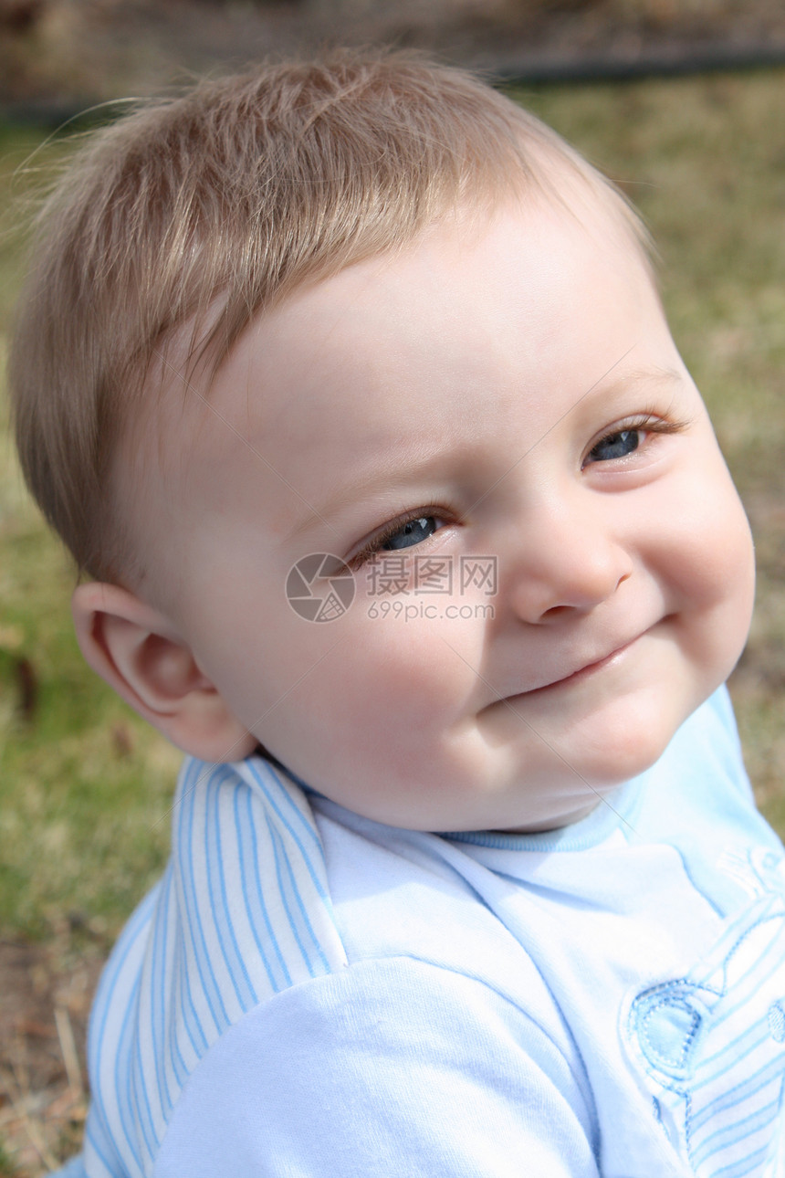 户外婴儿男性微笑条纹白色眼睛蓝色男生童年衬衫儿子图片