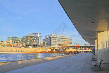城市在水中小路长凳建筑建筑学背景图片