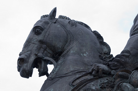 一匹马的雕像背景图片