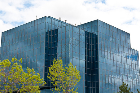 带有树和云的办公大楼背景图片