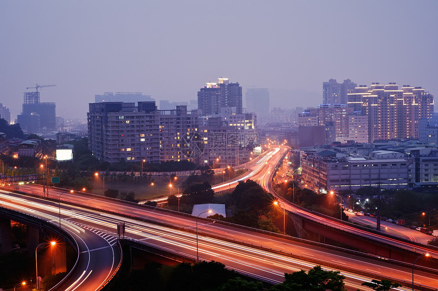 充满多彩的城市之夜风景交通街道射线路线路口穿越车辆运输曲线图片