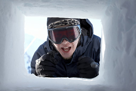 滑雪屋滑雪者小屋喜悦男性窗户高山微笑旅行享受风镜眼镜背景