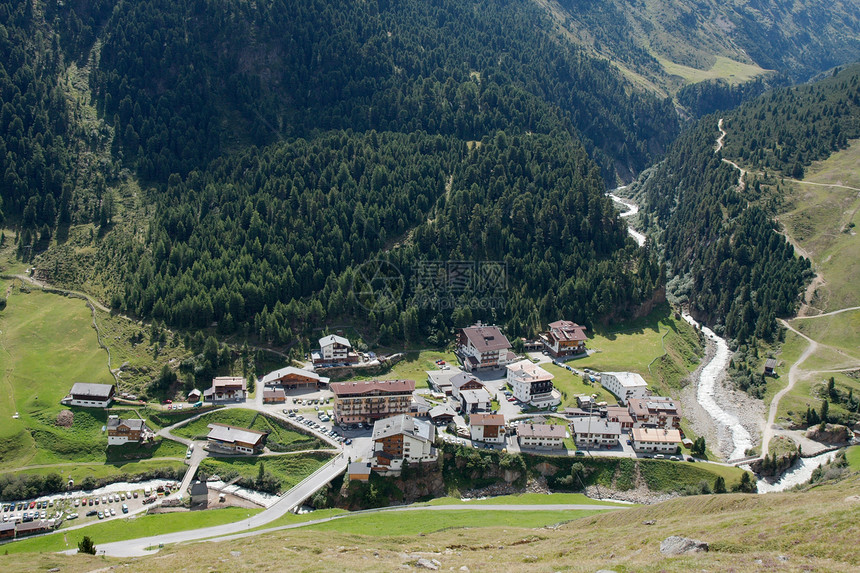 阿尔卑斯河谷假期森林场地村庄农村高山自由草地发泄旅行图片