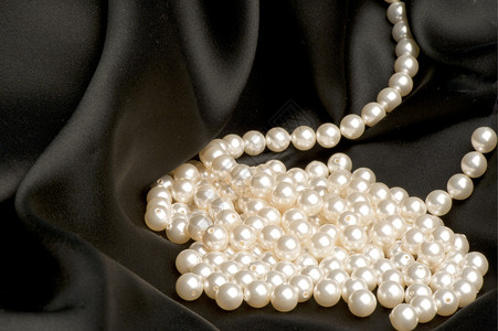 黑珍珠上的白珍珠背景图片