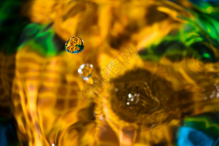 水滴多姿多彩的宏观摄影水雕碰撞涟漪速度雕塑反射静物背景图片