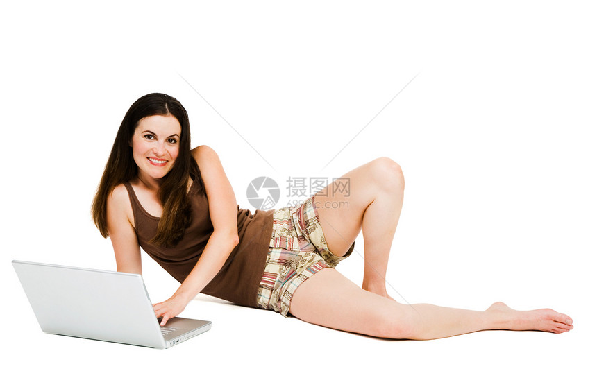 使用笔记本电脑的年轻妇女女士姿势闲暇电讯背心微笑幸福技术沟通电子邮件图片