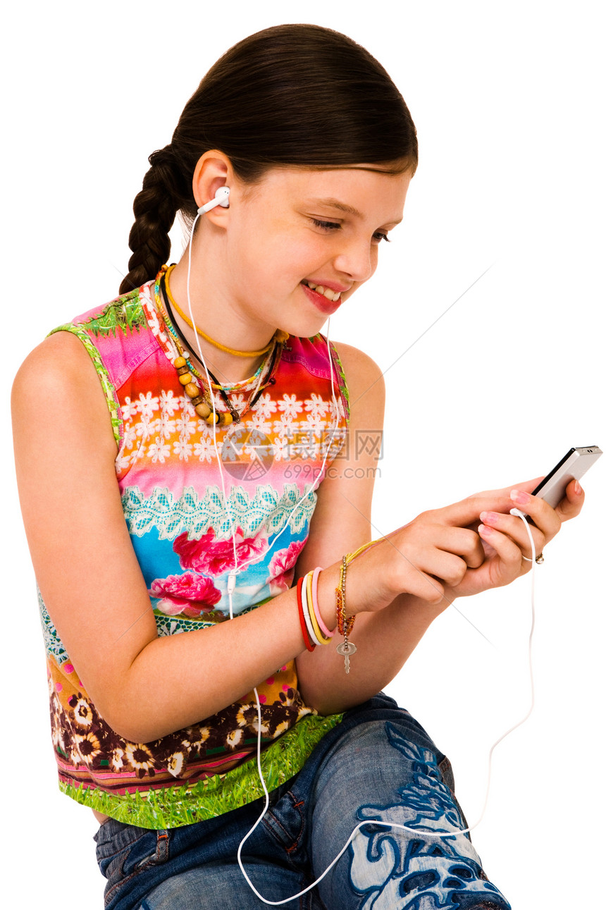 听音乐的可爱女孩孩子白色耳塞衣服听力技术娱乐机动性微笑姿势图片