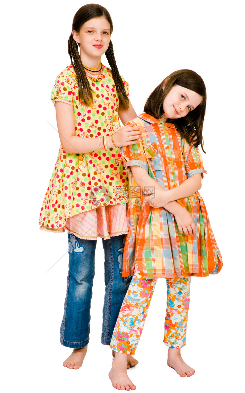 两个女孩站在一起 笑着微笑图片