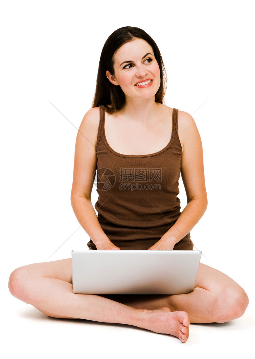 使用笔记本电脑的美女电子邮件姿势电讯思考技术微笑沟通幸福闲暇女士图片