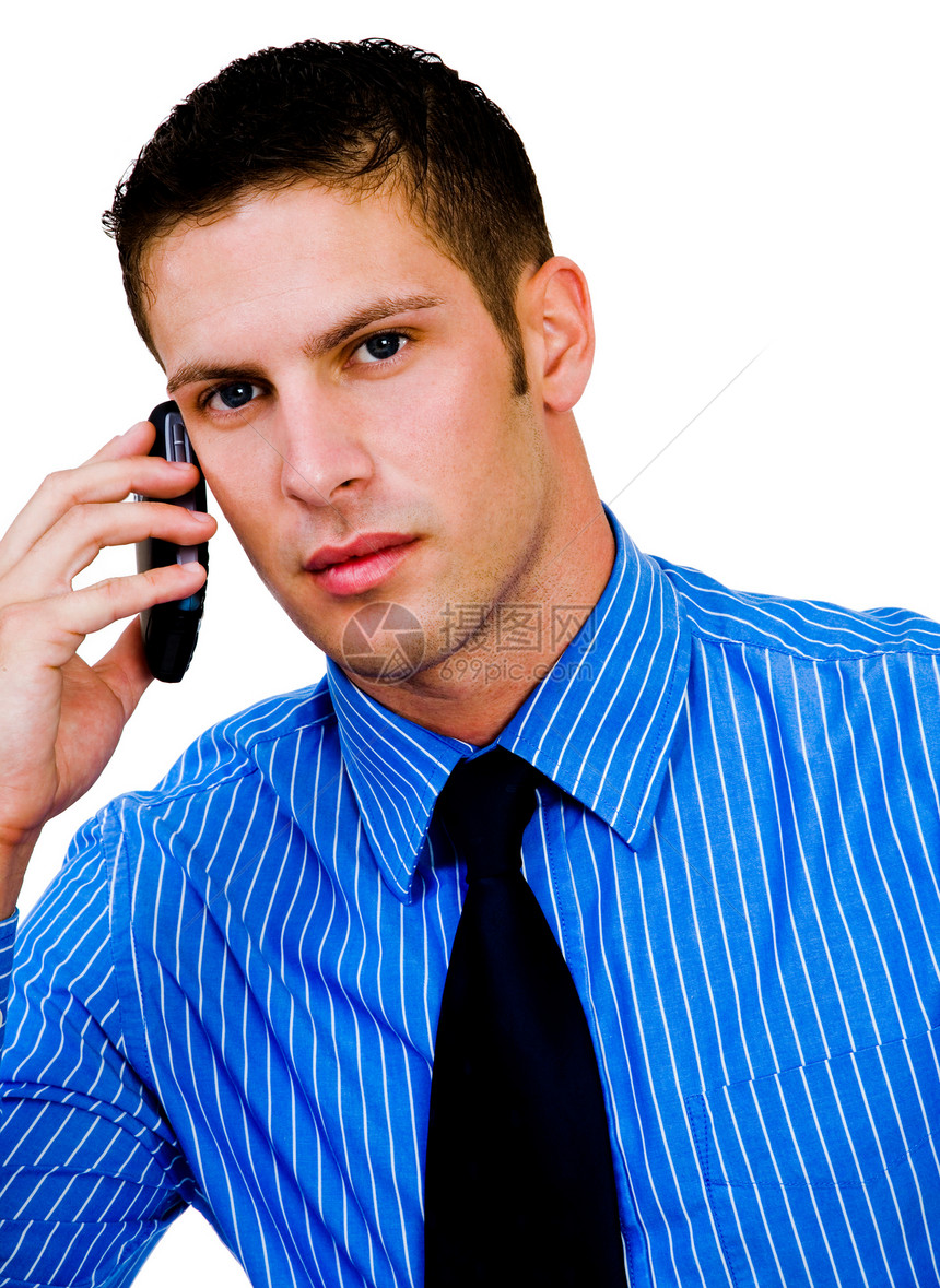 一个在移动电话上说话的男人的近讯衣服电话蓝色手机衬衫白色机动性电讯姿势技术图片