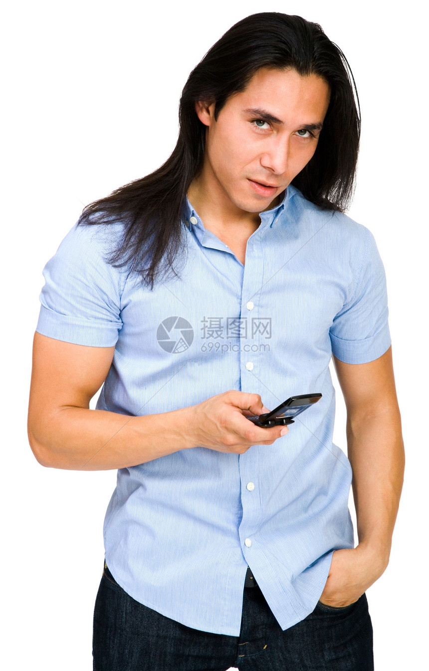 特写一个男人的短信牛仔裤沟通电话讯息衬衫技术衣服电讯发送白色图片
