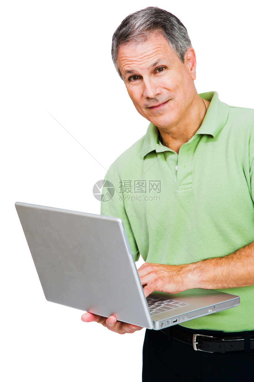 一个人在笔记本电脑上工作的肖像图片