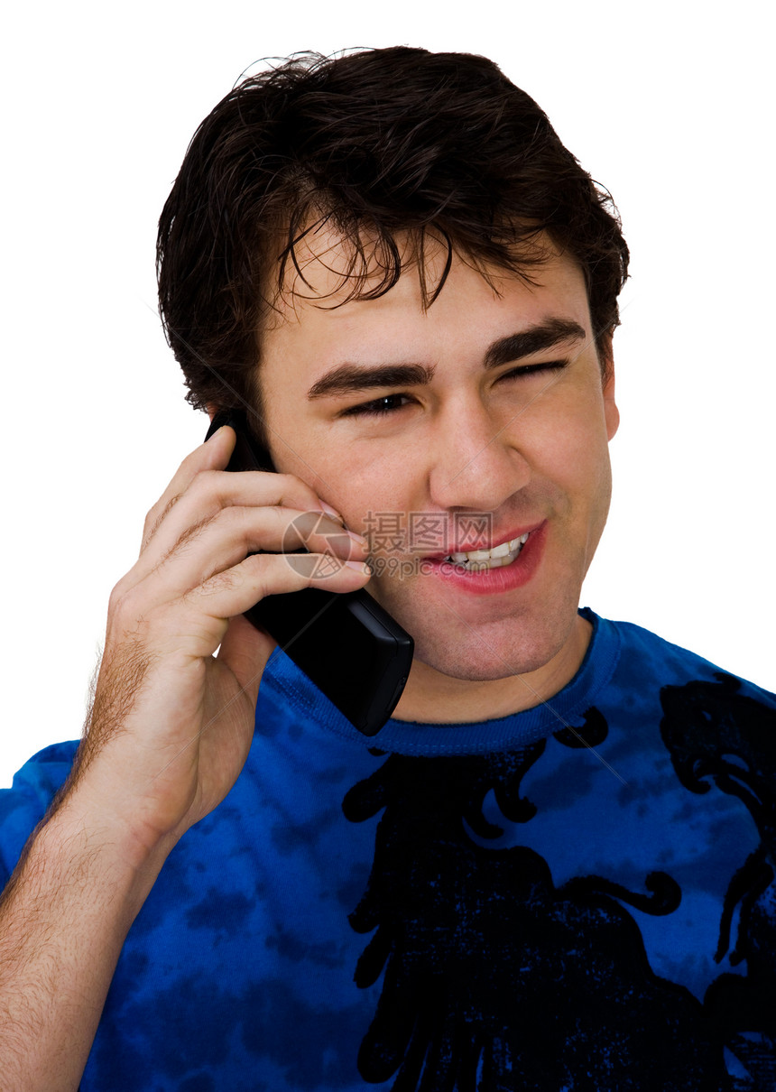 一个在移动电话上说话的男人的近讯乐趣机动性电讯电话沟通听力幸福白色技术微笑图片
