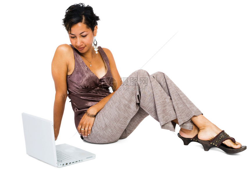 使用笔记本电脑的年轻妇女女士姿势冲浪幸福鞋类闲暇混血技术电讯互联网图片