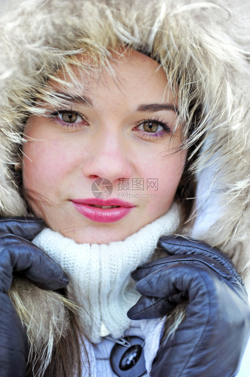 一个年轻女孩的肖像毛皮魅力衣服微笑女性女士季节兜帽白色图片